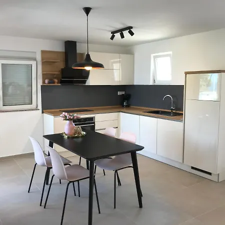 Nino Apartmán *